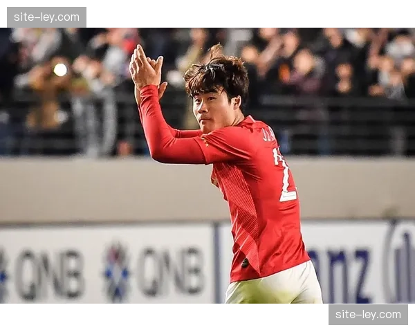 中卫组合的稳定性是韩国队防守基石，两人需协力应对世界级前锋。